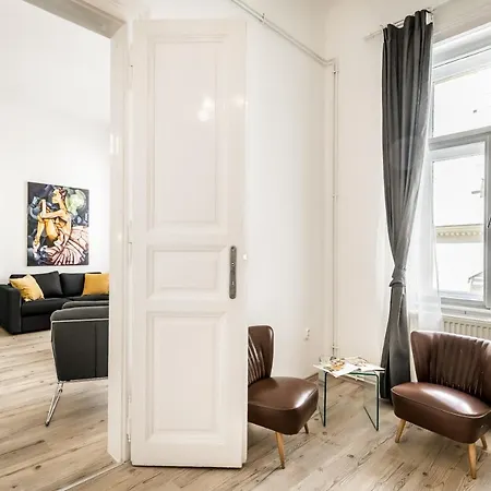 Riverside Molnar26 * Budapest